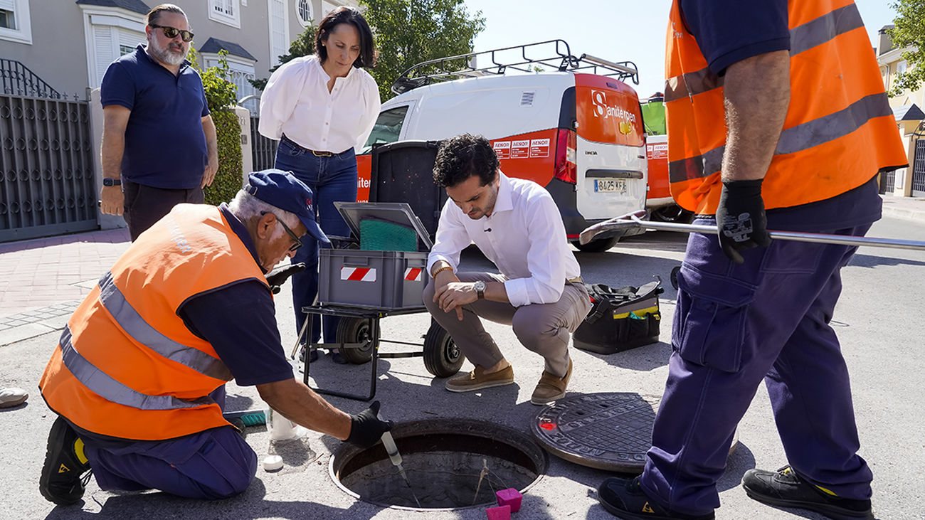 Técnicos de Saniterpen realizando un tratamiento de desratización en una alcantarilla de Torrejón de Ardoz